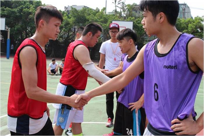 學生展現運動家精神圖片