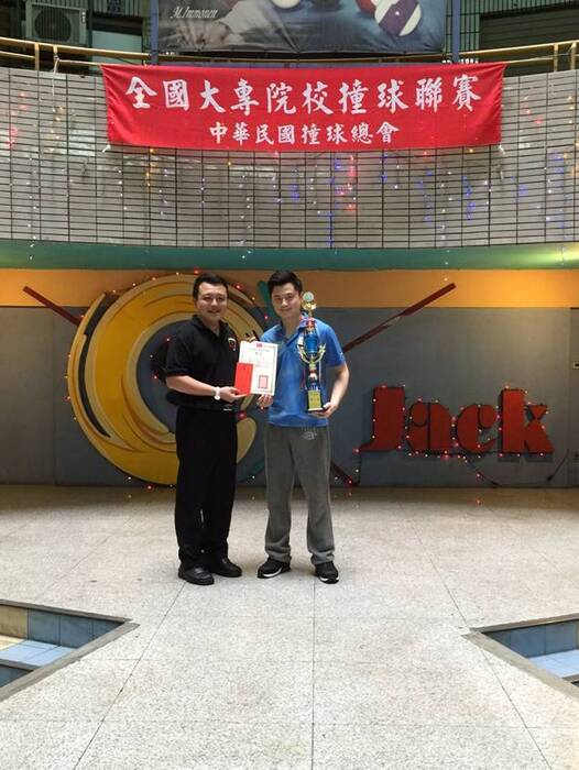柯秉逸同學開心與頒獎人合照圖片